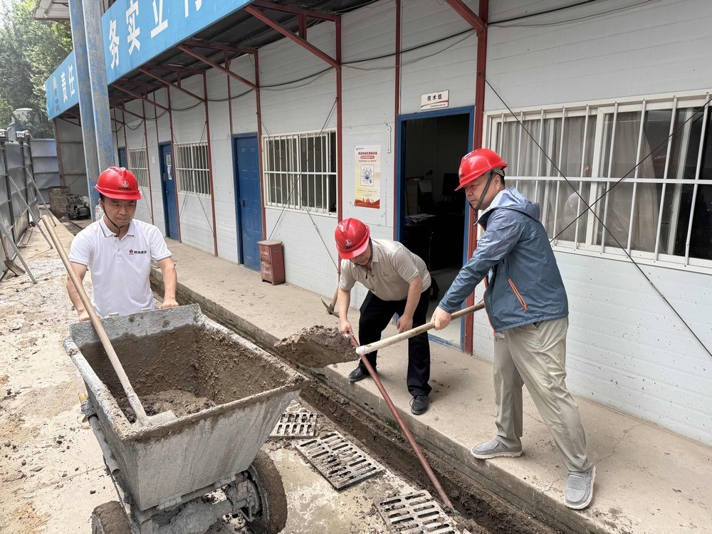 陜煤建設(shè)韓城分公司土建二項(xiàng)目部：黨團(tuán)攜手，筑牢雨季安全防線