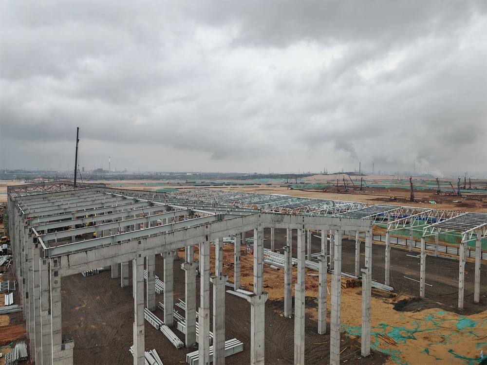 陜煤建設(shè)銅煤公司承建的小廠前區(qū)倉(cāng)庫(kù)及檢維修中心主體全面封頂