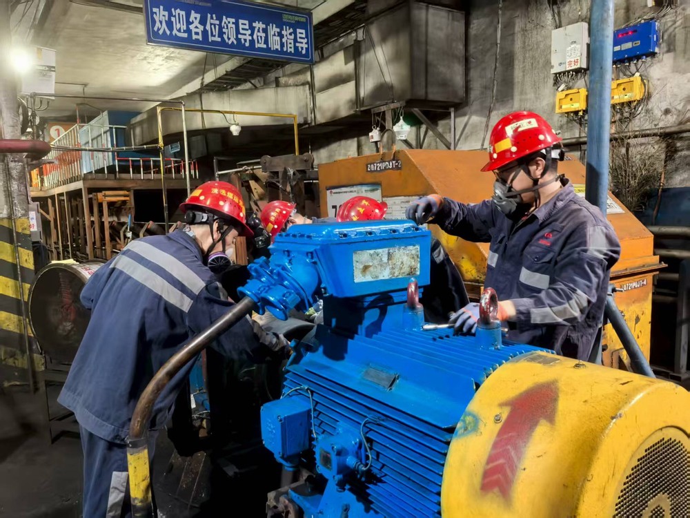 陜煤建設(shè)洗選煤運(yùn)營公司檸條塔運(yùn)營項(xiàng)目部：汗水浸透工裝色，高溫檢修護(hù)生產(chǎn)