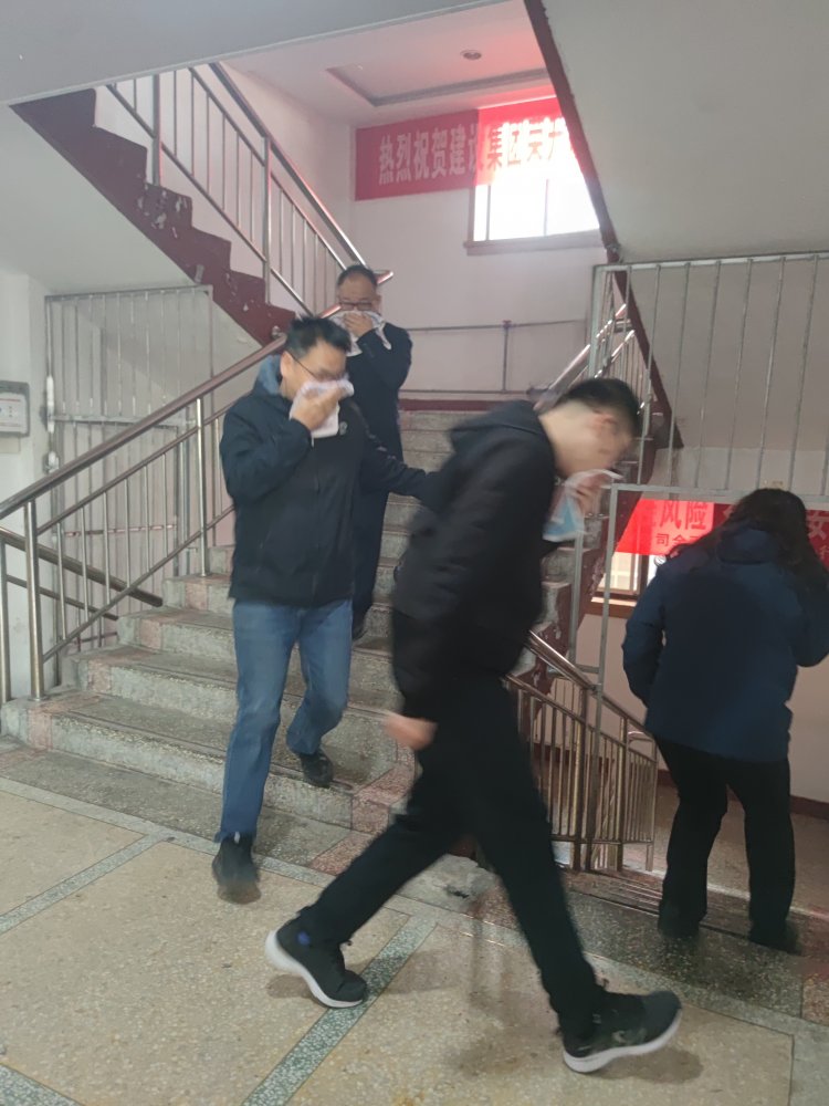 1分鐘生死時(shí)速，60人火線突圍