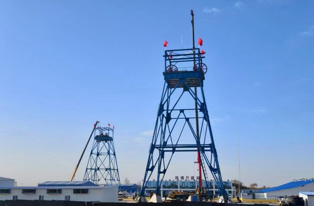 速看！陜煤建設礦建三公司又一組鑿井井架順利起吊安裝