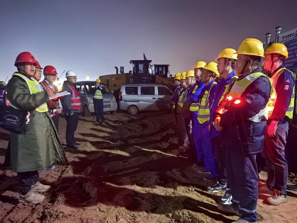 陜煤建設西北分公司：機械轟鳴戰(zhàn)夜色 土方作業(yè)質(zhì)量“零折扣”