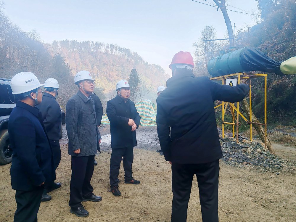 陜煤集團(tuán)總經(jīng)理助理、陜煤電力集團(tuán)黨委書記、董事長馮平安一行深入西鄉(xiāng)抽蓄電站勘探平硐項(xiàng)目現(xiàn)場檢查指導(dǎo)前期準(zhǔn)備工作