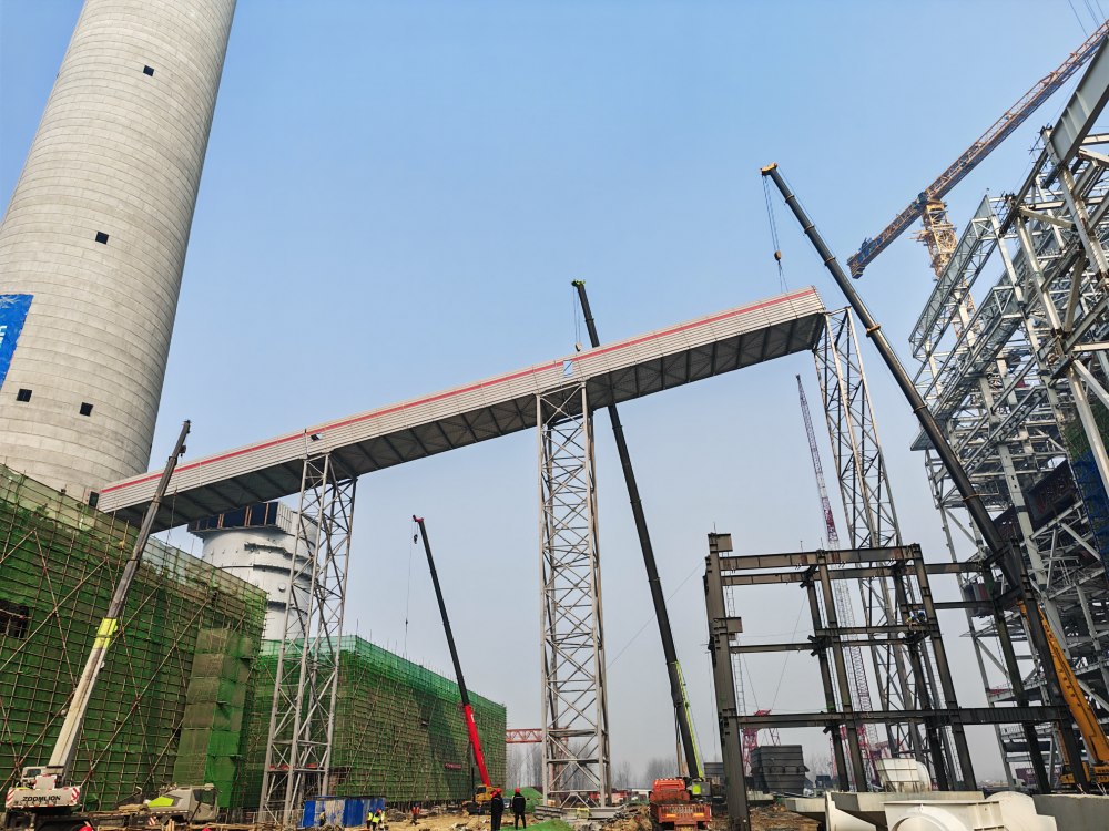 突破“空中走廊”！陜煤建設(shè)韓城分公司土建十六項(xiàng)目部承建的陜煤信陽(yáng)超超臨界工程裝配式輸煤棧橋建設(shè)再傳捷報(bào)