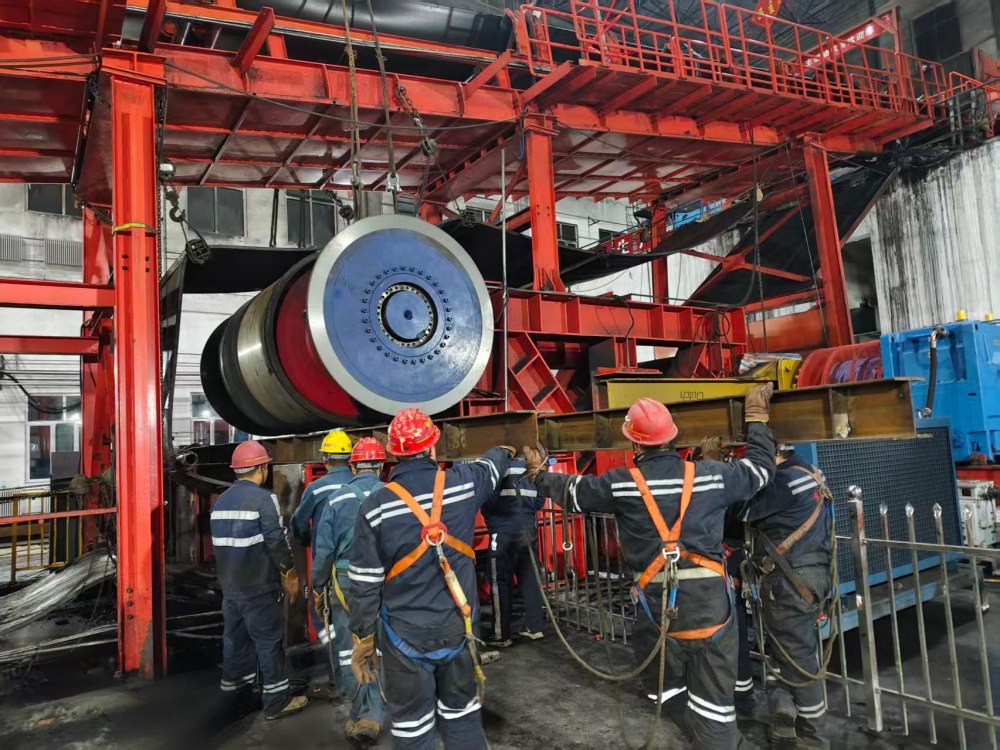 節(jié)日攻堅(jiān)顯擔(dān)當(dāng) 設(shè)備升級(jí)保運(yùn)行