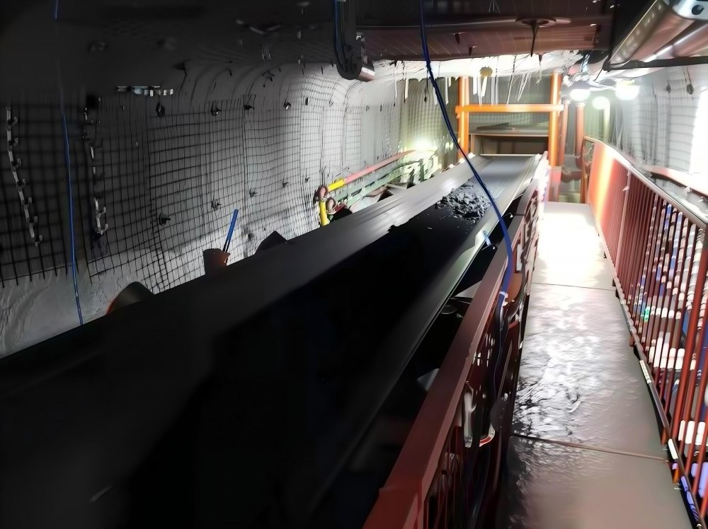 陜煤建設(shè)機(jī)電安裝公司神府項(xiàng)目部順利完成輸送機(jī)帶煤試運(yùn)轉(zhuǎn)