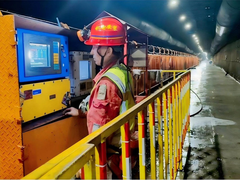 陜煤建設(shè)機(jī)電安裝公司：春節(jié)堅(jiān)守保工期，奉獻(xiàn)擔(dān)當(dāng)寫新篇！